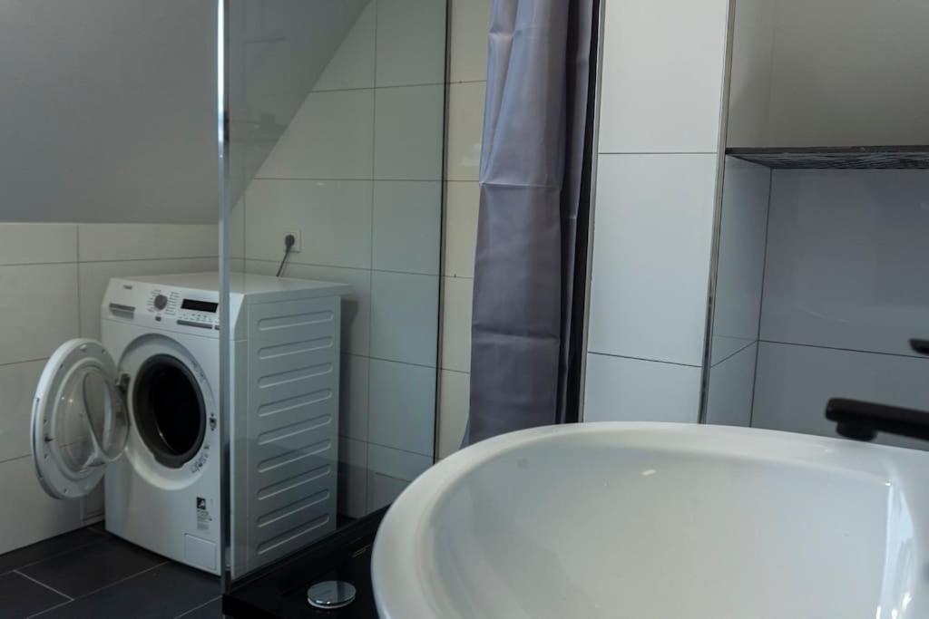 Moderne Ferienwohnung In Gelsenkirchen-Schalke Fuer 1 Bis 7 Personen Mit Terrasse, Ideal Fuer Gruppen & Stadionbesuche Zewnętrze zdjęcie